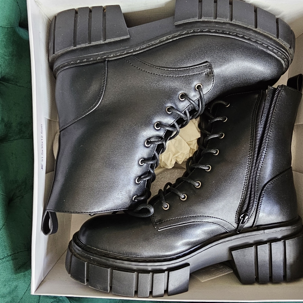 Madden Girl Primo Black Boots Size 9